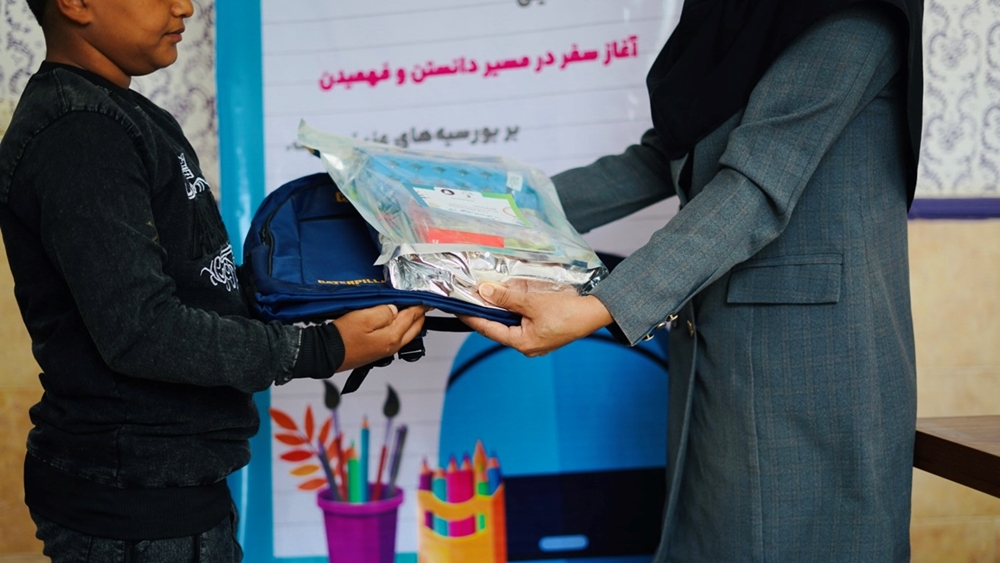 اخبار-اهدای ۱۰۰۷ بسته لوازم‌تحریر به بورسیه‌ای بنیاد دانش
