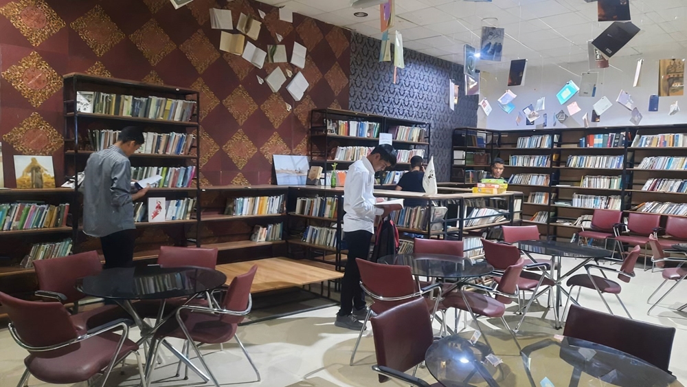 بازدید بورسیه های زابل از کافه کتاب به مناسبت هفته" کتاب و کتابخوانی"