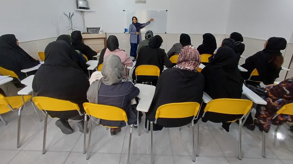 اخبار-برگزاری جلسه آموزش خانواده با عنوان "مهارت برقراری ارتباط مؤثر با فرزندان و گوش دادن فعال" در نمایندگی یزد