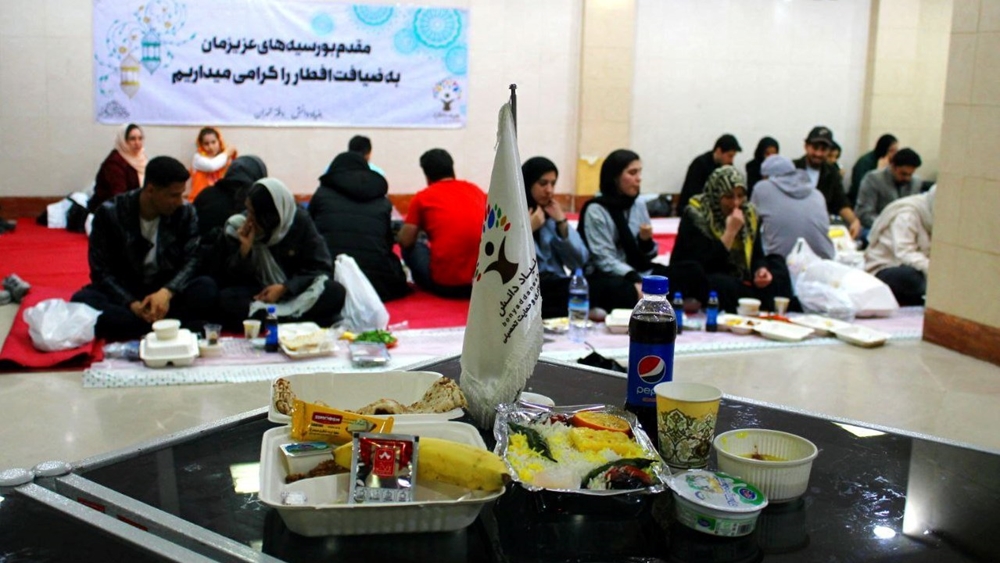 تهران-بورسیه‌های تهران و خانواده آن‌ها مهمان سفره مهربانی افطار شدند
