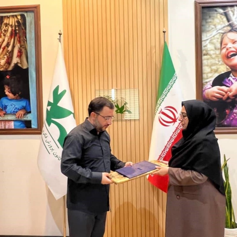 اخبار-اهدای کتاب توسط مدیرعامل کانون پرورش فکری کودکان و نوجوانان به  بنیاد دانش